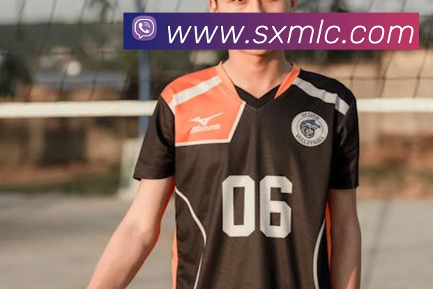 足球宝贝刘闻雯跨界体育解说，亮相欧洲杯引发网友热议